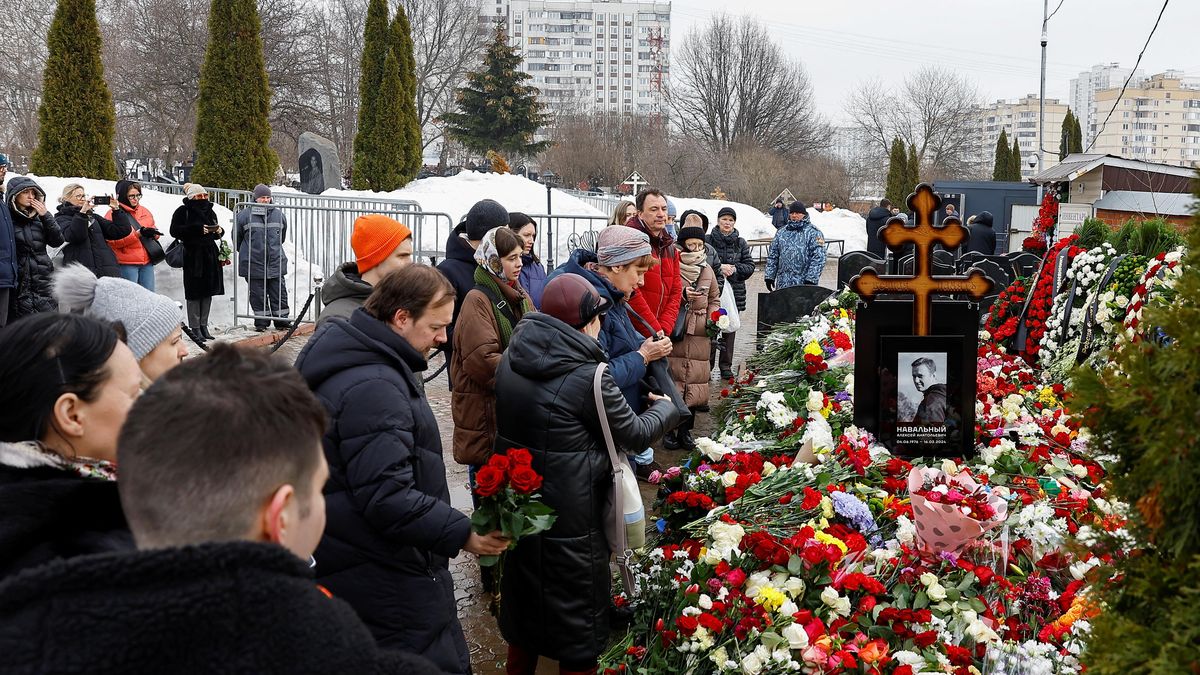 Fronta se k Navalného hrobu stála i v sobotu. Policisté popoháněli truchlící